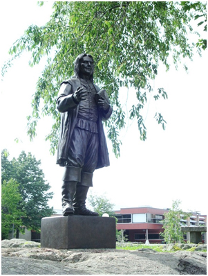 A statue of Roger Williams at Roger Williams University – Photo: Wikipedia, Notyourbroom
