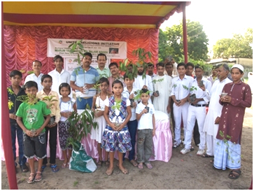 Members of the Muslim Taraqqyati Wa Falahi Adara, a URI cooperation circle in West Bengal, on a day devoted to planting trees. – Photo: URI