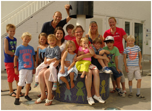 Families gather at a summer vacation festival at Kaleidoscoop School. – Photo: Zeewolde Actueel