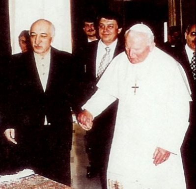 Fethulla Gulen meeting Pope John Paul II in 1998 – Photo: Wikipedia, CC3.0