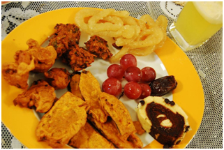 Iftar is the evening meal when the Ramadan fast is broken each night. This plate of delectable treats is from a Bangladeshi iftar. – Photo: Wikimedia, Raasiel