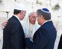 Pope Francis embraces Sheik Omar Abboud and Rabbi Skorka at the Western Wall in Jerusalem – Photo: AFP PHOTO / Osservatore Romano