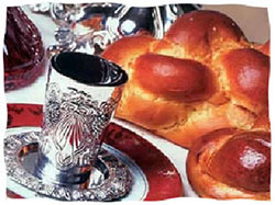 Kosher wine and challah bread – Photo: Chabad.org