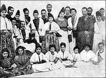 A group of Sephardic Jews in Fez, Morocco, c. 1900 – Photo: Wikipedia