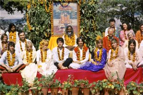 The Beatles with the Maharishi Mahesh Yogi in Rishikesh, India – Photo: Wikipedia, Paul Saltzman
