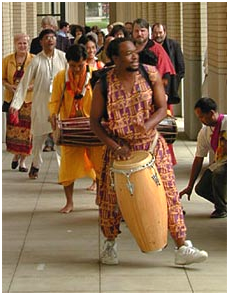 Masanko Banda leads the parade in Pittsburg in 2000 as hundreds of people gathered to sign the URI Charter. – Photo: URI
