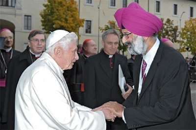 Dr. Butalia never met his Catholic counselor again, but here greets Pope Benedict XVI as a Sikh interfaith activist. – Photo: Tarunjit Singh Butalia