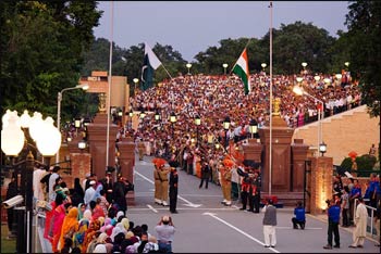 The evening flag-lowering ceremony at the India-Pakistan international border near Wagah – Photo: Wikipedia