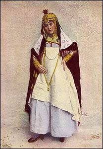 An Algerian woman pictured in a 1917 issue of National Geographic Magazine. – Photo: Wikipedia