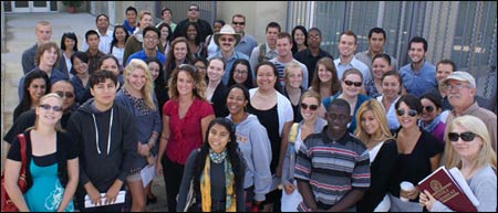 A collaborative interfaith group gathers at the USC Office of Religious Life for a community project. – Photo: USC.edu