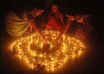 Girls prepare an indoor decoration for Diwali. – Photo: Wikipedia