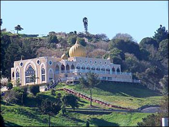 The Sikh Center of the San Francisco Bay Area, a gurdwara in El Sobrante, California – Photo: Wikipedia