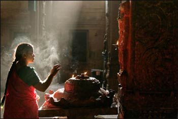 A Hindu puja in a south Indian temple – Photo: Wikipedia