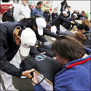 Tzu Chi volunteers delivering rescue packages for victims of Hurricane Sandy in New York.