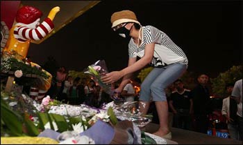 Citizens mourn for the woman killed by cult members in Zhaoyuan, Shandong Province. – Photo: CFP