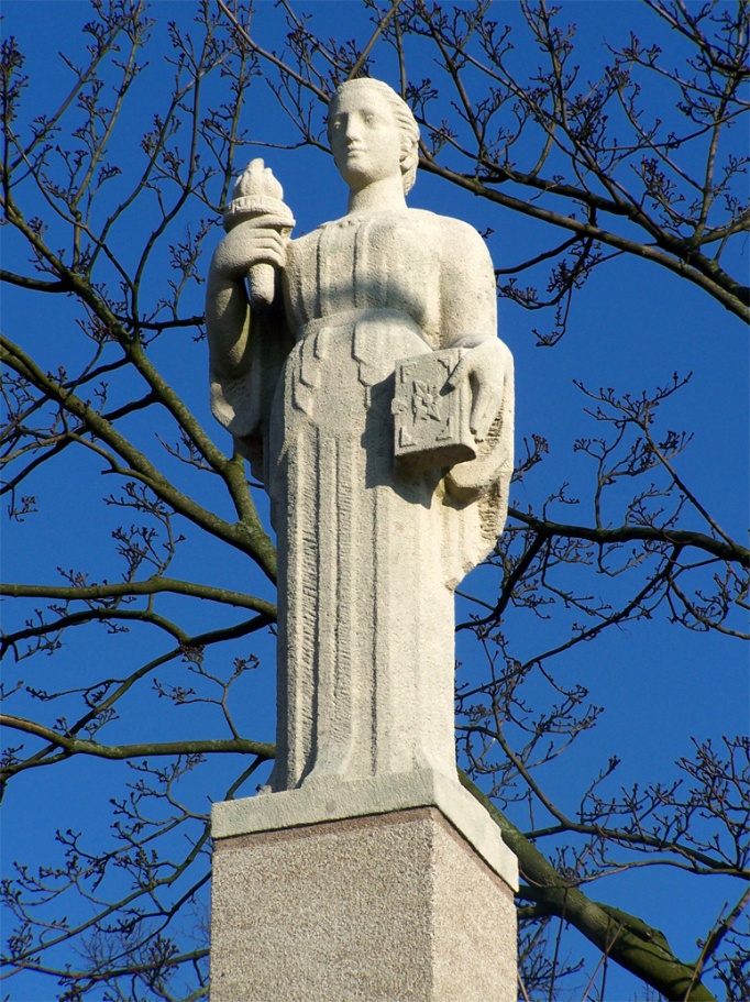 Detail of the statue “ Symbool van Wijsheid ” (Symbol of Wisdom) by Pieter d'Hont in 1943 – Photo: Wikimedia Commons, brbble .