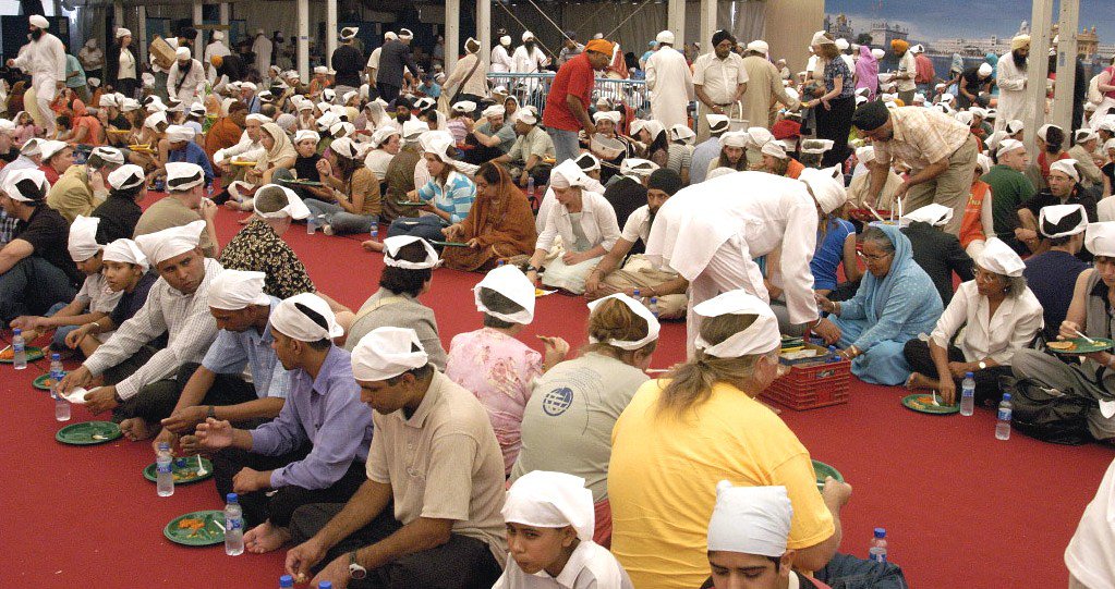 Langar was served daily to thousands attending the Barcelona Parliament of the World’s Religions in 2004, a tradition which has continued at Parliament gatherings, most recently in Salt Lake City in 2015. – Photo: SikhiWiki