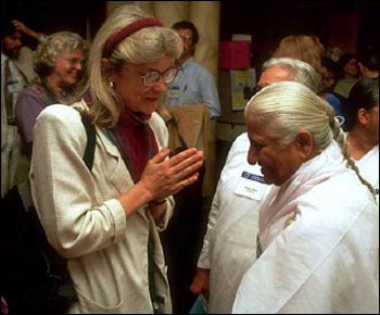 Professor Eck greeting Dadi Prakashmani, then spiritual head of the Brahma Kumaris World Spiritual University in India, in Chicago at the 1993 Parliament of the World’s Religions – Photo: CPWR