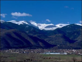 The mountains of the Rila, the largest mountain range in the Balkans, tower over the town of Kostenets, in Bulgaria. – Photo: Wikipedia