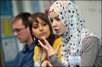 A young Muslim talks about her faith at a 3FF gathering of 500 students from 15 London schools. – Photo: 3FF