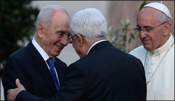 Shimon Peres and Mahmoud Abbas greet each other as Francis looks on. – Photo: Haaretz