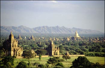 Buddhist pagodas and temples dot the landscape of the Pangan Kingdom of ancient Burma. – Photo: Wikipedia