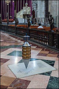 Pendulums are often found in Mexican cathedrals, like this one in Mexico City, used to chart the tides and in ceremony. – Photo: Wikipedia