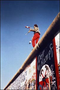 A juggler celebrates the destruction of the Berlin Wall, November 1989 – Photo: Wikipedia