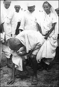 Gandhi picking up salt from a beach in south India during the Salt March in 1930, a nonviolent tax resistance action against the British. – Photo: Wikipedia