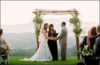 Rev. Goodman officiating at an outdoor interfaith wedding. – Photo: Jen Fariello
