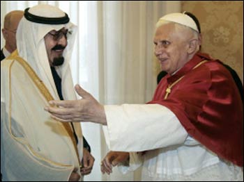 King Abdulla and Pope Benedict XVI greeting each other. Photo: religion.lilithezine.com