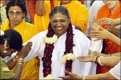 Mata Amritanandamayi is known throughout the world as Amma, or Mother, or the “hugging saint,” and is one of the rare ‘gurus’ with an active global presence today, engaged in massive social service work as well as hugging millions of followers. – Photo: Huffington Post