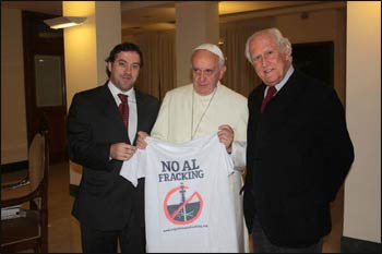 Pope Francis poses with Fernando “Pino” Solanas and Juan Pablo Olsson, environmental activists filmmakers, holding a ‘ban fracking’ T-shirt. – Photo: Twitter