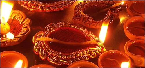 A diya, the traditional lamp of Diwali, is customarily made of clay and symbolizes the “Festival of lights.” Paramount to Hindu philosophy is the Atman, something beyond the physical that is pure, infinite, and eternal; it is the awakening to this “Inner Light” that Diwali represents. Photo: Courtesy of RTS and Wikimedia Commons