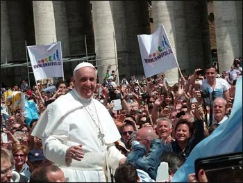 Pope Francis greeting people in St. Peter’s Square – Photo: Wikipedia