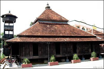 Kampung Laut Mosque is one of the oldest mosques in Malaysia, where more than 60% of the population is Muslim. – Photo: Wikipedia