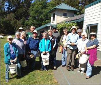 Fifteen members of First Congregational UCC in Berkeley, CA, gather to clean a portion of the San Francisco Bay shoreline. Photo: UCC.org