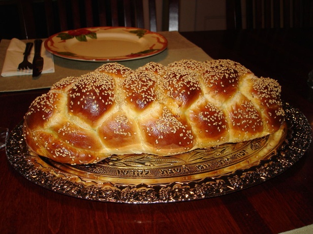 Six braided Jewish Challah with sesame – Photo: Wikimedia, Aviv Hod