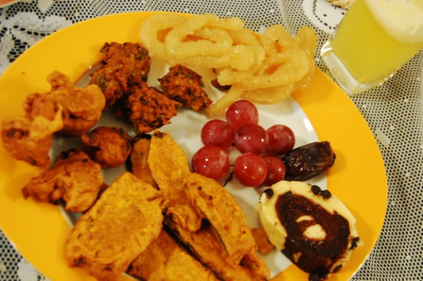 A plate of iftar goodies from Bangladesh – Photo: Wikipedia, Raasiel (who was the cook)