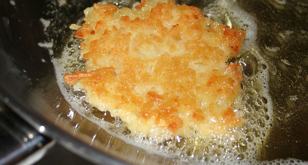 Latkes are a Jewish favorite that the world has come to love. – Photo: Wikimedia, Jonathunder, Creative Commons 3.0