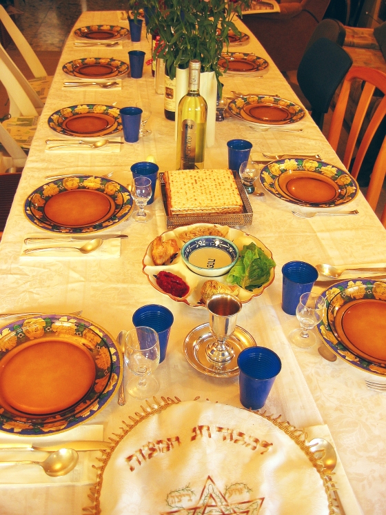 The Seder table set for the feast – Photo: Wikimedia, Gilabrand, GNU 1.2