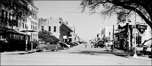 A street-scene in Bainbridge, Georgia, in 1950. - Photo: GSU.edu