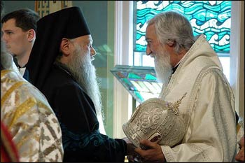 Bishops Peter (ROCOR) and Nikolai (OCA) greet one another at an OCA episcopal consecration service in May 2005. – Photo: Wikipedia