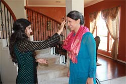 Namita Pallod welcomes Tulsi Gabbard to her father’s Houston home for a recent fundraiser. RNS photo: Courtesy Vijay Pallod
