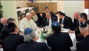 Pope Francis hosts a kosher lunch at the Vatican for Argentine Jewish leaders. – Photo: World Jewish Congress