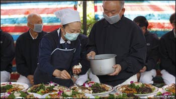 Buddhists serve in a food program. – Photo: Daniel M. Shih