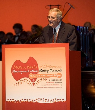 Bill Lesher addressing the assembled Parliament in Melbourne in 2009 – Photo: CPWR
