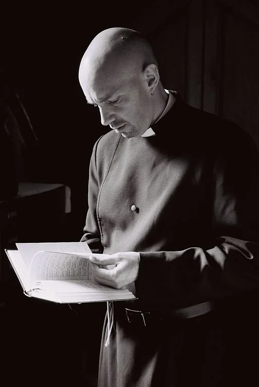 An Anglican priest wearing a double-breasted cassock – Photo: Wikimedia, Anne Jeff