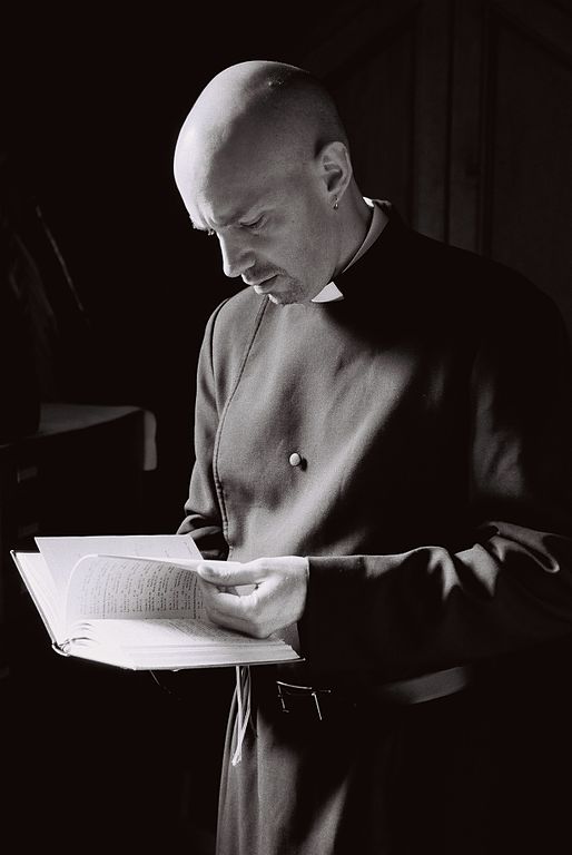 An Anglican priest wearing a double-breasted cassock – Photo: Wikimedia, Anne Jeff