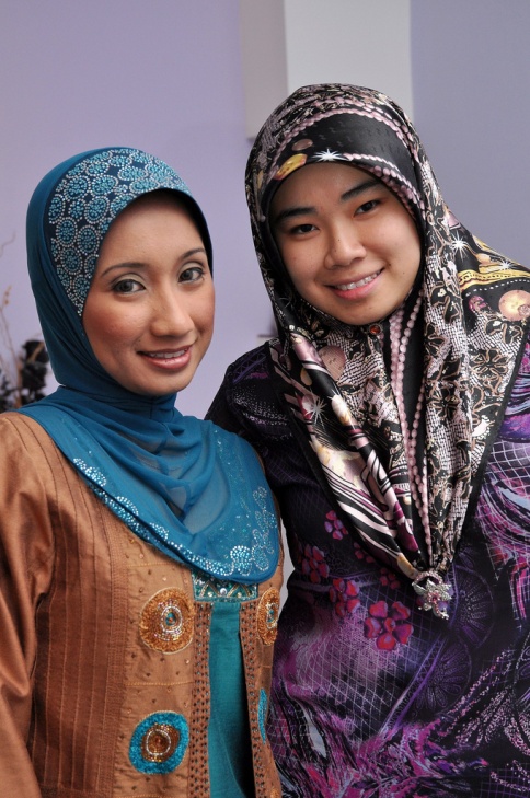 The Muslim hijab or scarf is often black, but these women at an engagement party in Brunei demonstrate how colorful they can be. – Photo: Wikimedia, Cc.2.0